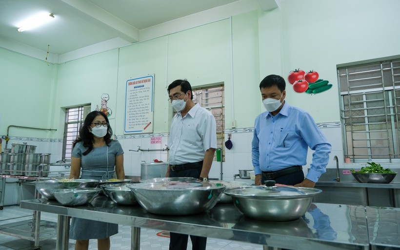 Lãnh đạo Sở GD&ĐT Cần Thơ kiểm tra vệ sinh an toàn thực phẩm tại trường học ảnh 1