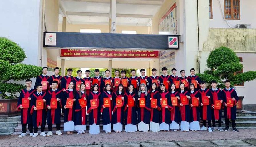 Lớp 12 Toán 1, Trường THPT Chuyên Hà Tĩnh có em Võ Kim Anh thủ khoa khối B với thang điểm 30/30.