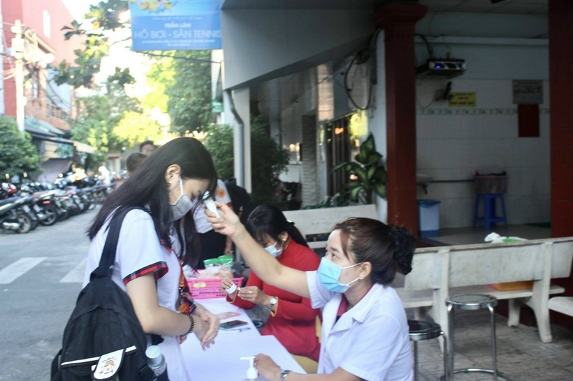 Học sinh Trường TiH, THCS, THPT Nam Việt được đo thân nhiệt và rửa tay sát khuẩn khi đến khu nội trú để đảm bảo phòng dịch Covid-19 (Ảnh: NTCC)