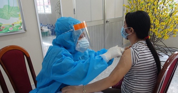 Lực lượng y tế tổ chức tiêm vắc xin cho người dân ở huyện Cần Giờ ( Ảnh: HCDC)