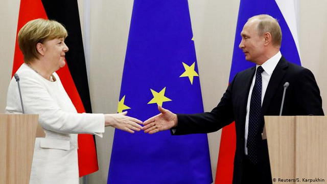 Tổng thống Nga Vladimir Putin và Thủ tướng Đức Angela Merkel (trái).