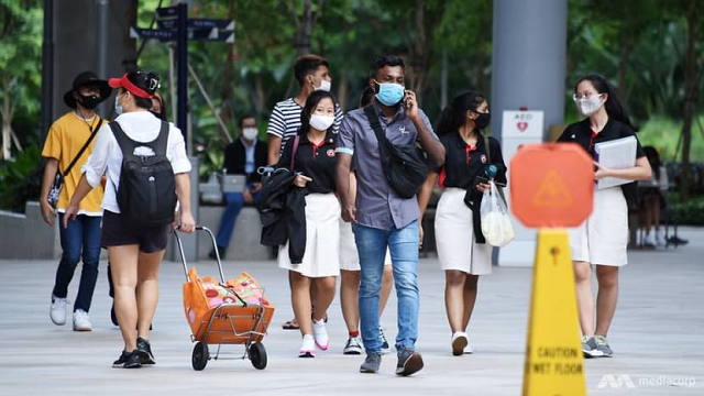 Người dân Singapore đeo khẩu trang chống dịch.