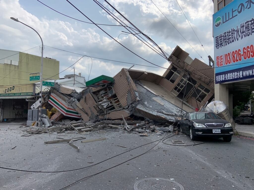 Nhà sập vì động đất ở Đài Loan.