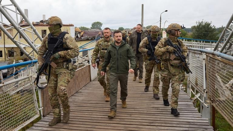 Tổng thống Ukraine Zelensky và các binh sĩ.