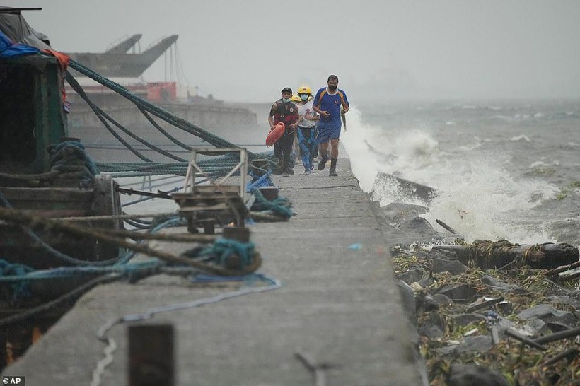 Người dân Philippines chạy bão.