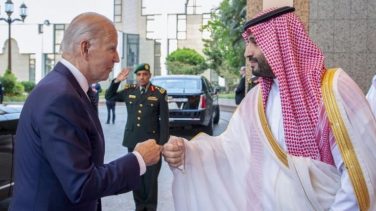 Thái tử Ả Rập Saudi Mohammed bin Salman chào đón Tổng thống Mỹ Joe Biden trong chuyến thăm của ông tới Riyadh vào tháng 7/2022.