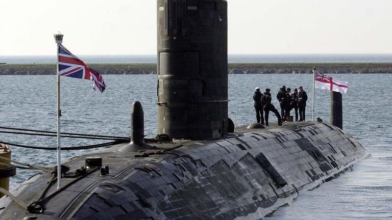 Tàu ngầm chạy bằng năng lượng hạt nhân HMS Turbulent của Anh trở về căn cứ Hải quân Devonport, Plymouth.