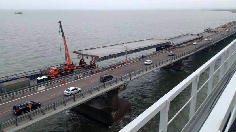 4 nhịp trên cầu Crimea đang được lắp đặt.