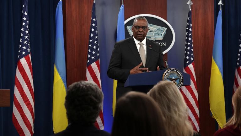 Bộ trưởng Quốc phòng Mỹ Lloyd Austin phát biểu sau cuộc họp trực tuyến của Nhóm Liên hệ Quốc phòng Ukraine tại Lầu Năm Góc ngày 16/11/2022 tại Arlington, Virginia, Mỹ. (Ảnh: AFP)