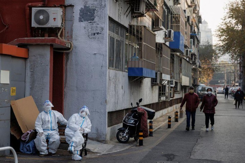 Nhân viên y tế trong bộ đồ bảo hộ ngồi trong một khu dân cư bị phong tỏa khi dịch bệnh COVID-19 tiếp tục bùng phát ở Bắc Kinh, ngày 23/11/2022. Ảnh: Reuters.