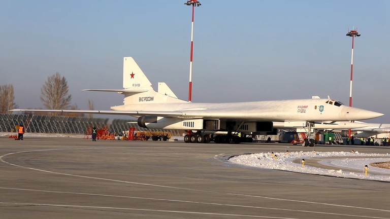 Máy bay mang tên lửa chiến lược Tu-160 của Nga tại sân bay Engels ở vùng Saratov. (Ảnh: Sputnik)