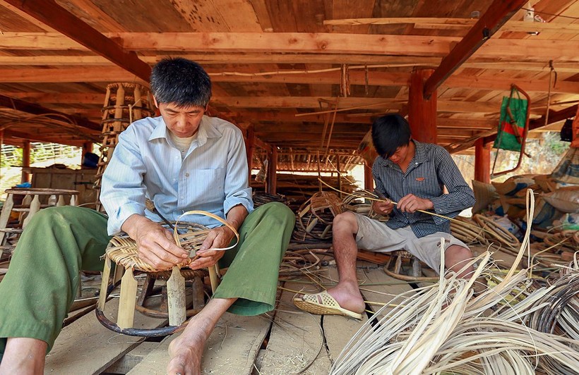 Đứng trước nguy cơ dần mai một theo thời gian, Điện Biên đang nỗ lực bằng nhiều cách để vực dậy “sức sống” cho những làng nghề, gắn liền với chương trình xây dựng NTM.