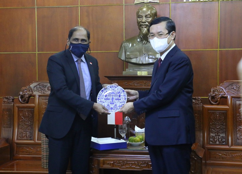 Thứ trưởng Nguyễn Văn Phúc (bên phải) và Đại sứ Jaya Ratnam trao quà lưu niệm.