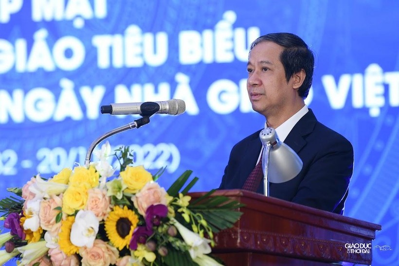 Bộ trưởng Bộ GD&ĐT Nguyễn Kim Sơn phát biểu tại buổi lễ gặp mặt, trao Bằng khen cho 400 nhà giáo tiêu biểu nhân kỷ niệm 40 năm Ngày Nhà giáo Việt Nam.