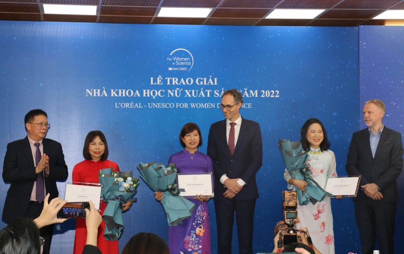 Ban tổ chức trao bằng khen cho 3 Nhà khoa học nữ xuất sắc năm 2022.