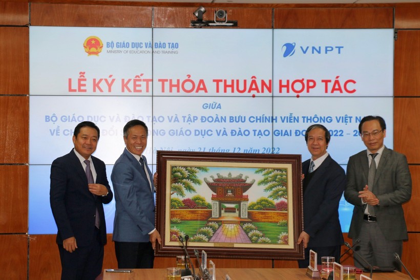 Bộ GD&ĐT và Tập đoàn VNPT ký thỏa thuận hợp tác về chuyển đổi số ảnh 3