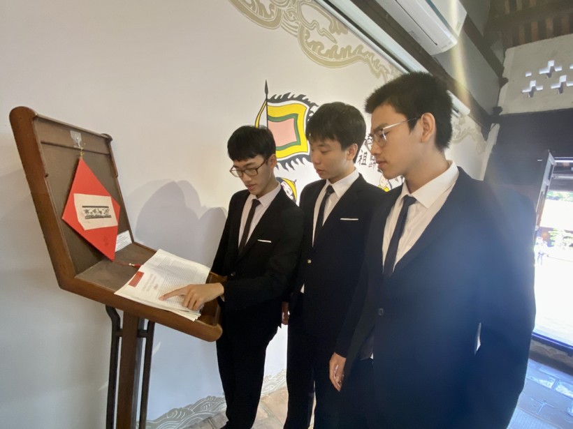 Đoàn học sinh thi Olympic và KHKT 2022 dâng hương tại Văn Miếu - Quốc Tử Giám ảnh 5