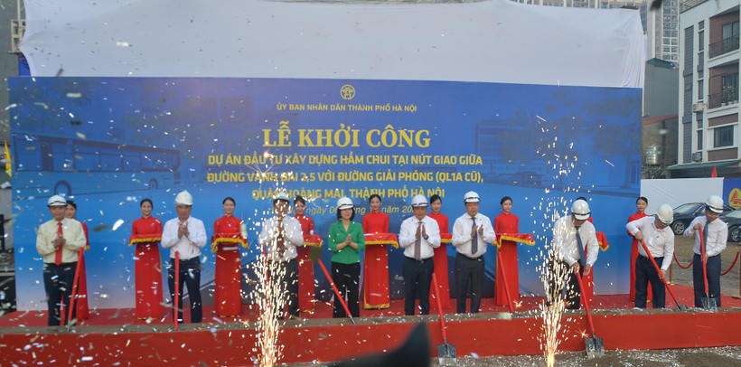 Chủ tịch UBND thành phố Hà Nội, Chủ đầu tư và khách mời khởi công dự án hầm chui Vành đai 2,5.