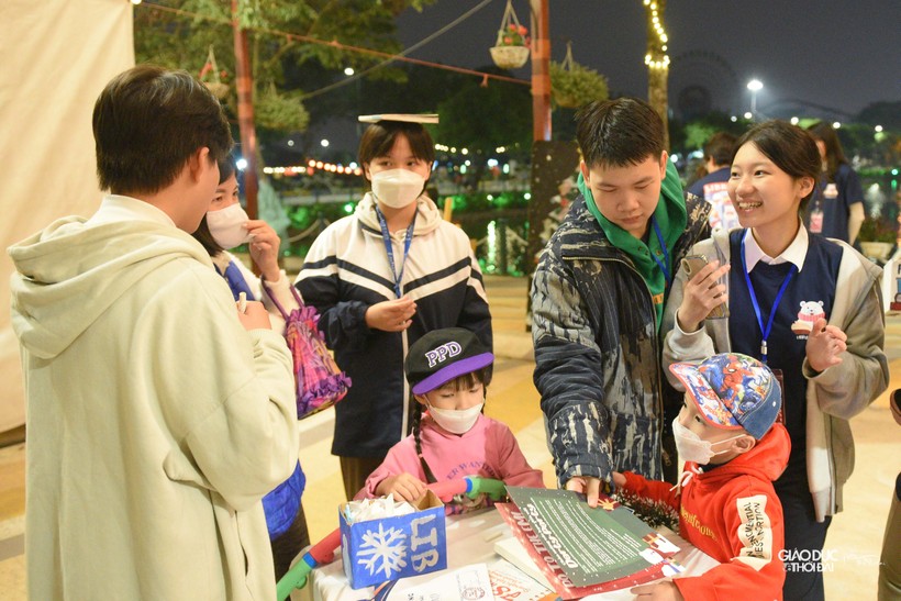 Merry On Main - hội chợ giáng sinh nhân ái của học sinh Hà thành ảnh 1