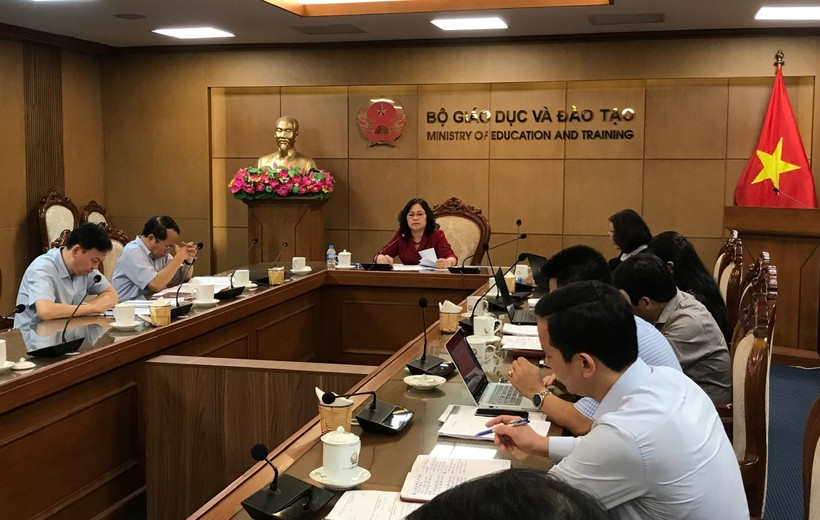 Thứ trưởng Bộ GD&ĐT Ngô Thị Minh phát biểu tại phiên họp.