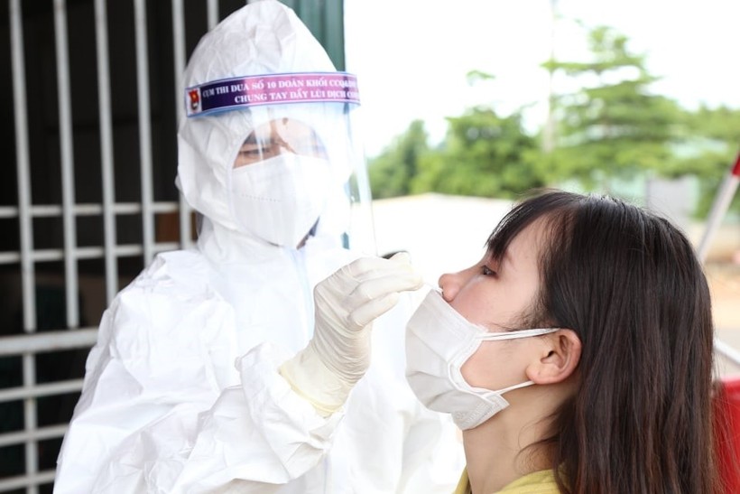 Cơ quan chức năng tỉnh Đắk Lắk lấy mẫu xét nghiệm cho công dân liên quan đến ca bệnh 42301 đang cách ly, điều trị tại Vĩnh Phúc.