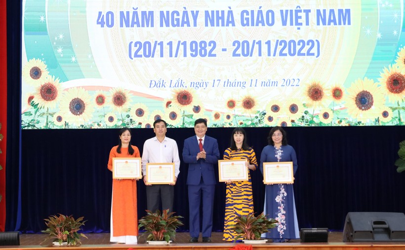 Đắk Lắk kỷ niệm 40 năm ngày Nhà giáo Việt Nam ảnh 9
