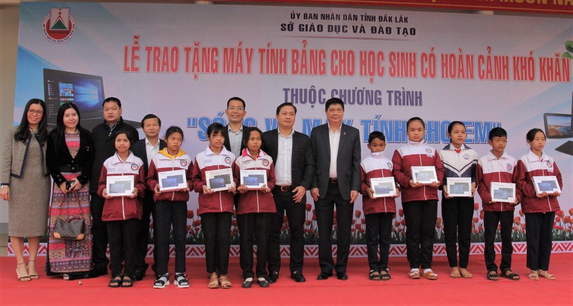 Đắk Lắk trao tặng 14.000 máy tính bảng cho học sinh khó khăn ảnh 3