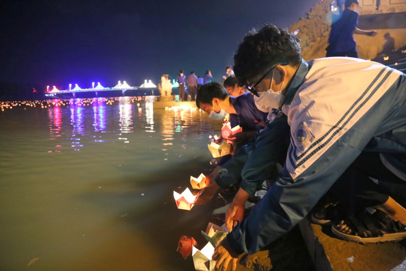 Ngành Giáo dục Quảng Trị thả nến tri ân liệt sĩ trên sông Thạch Hãn ảnh 11