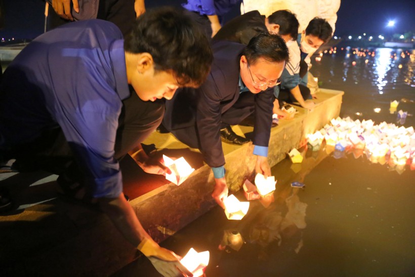 Ngành Giáo dục Quảng Trị thả nến tri ân liệt sĩ trên sông Thạch Hãn ảnh 13