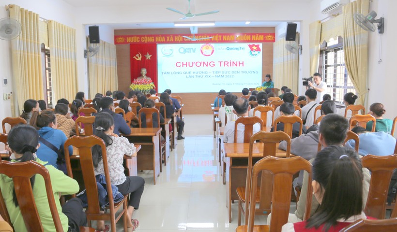 Trao học bổng 'Tiếp sức đến trường' cho 40 tân sinh viên Quảng Trị ảnh 1