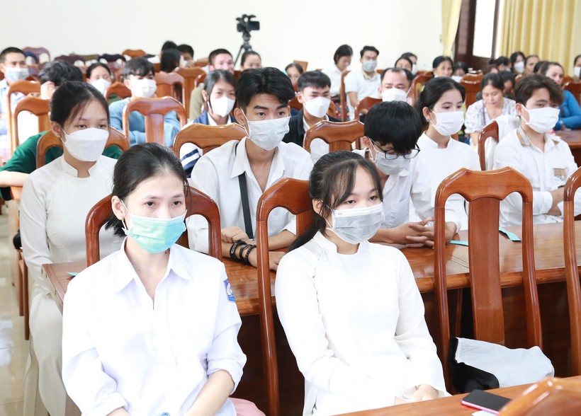 Trao học bổng 'Tiếp sức đến trường' cho 40 tân sinh viên Quảng Trị ảnh 2