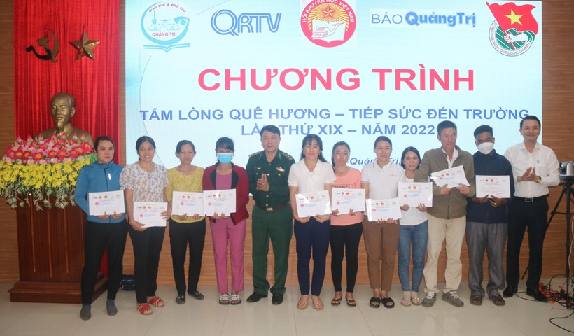 Trao học bổng 'Tiếp sức đến trường' cho 40 tân sinh viên Quảng Trị ảnh 4