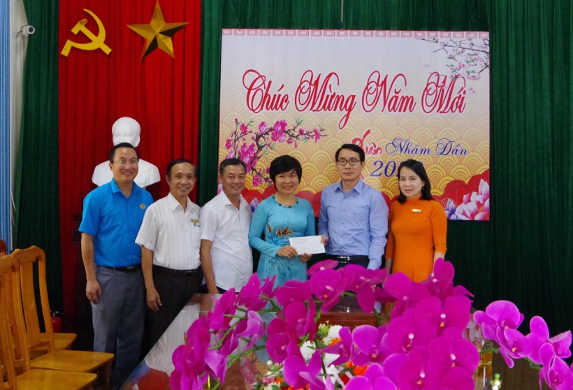 Công đoàn Giáo dục Quảng Trị thăm, tặng quà nhà giáo mắc bệnh hiểm nghèo ảnh 1