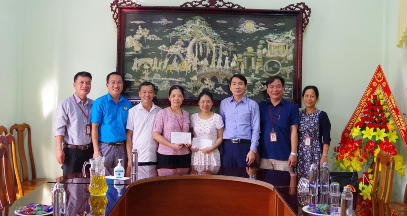 Công đoàn Giáo dục Quảng Trị thăm, tặng quà nhà giáo mắc bệnh hiểm nghèo ảnh 2