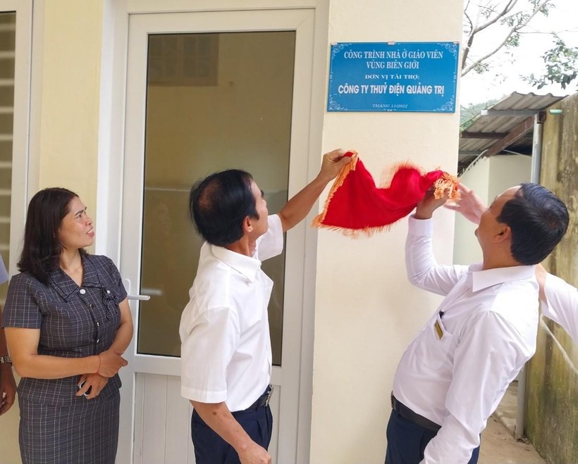 Lãnh đạo công ty Thủy điện Quảng Trị và nhà trường thực hiện nghi thức bàn giao nhà ở cho giáo viên.