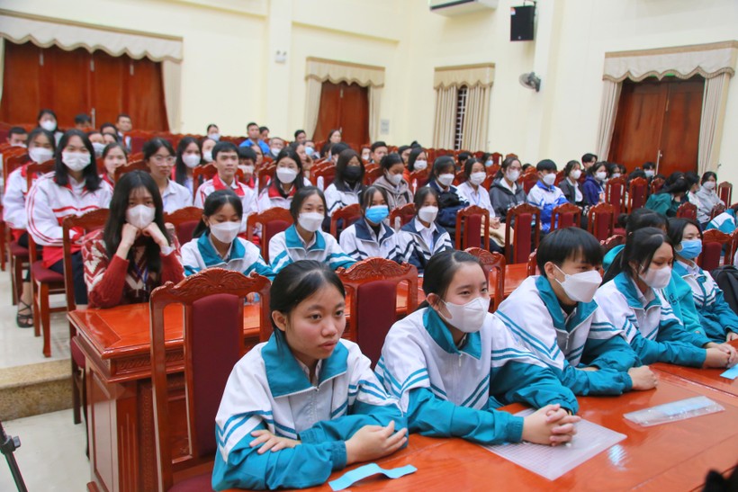 Trao hơn 750 triệu đồng đến học sinh nghèo hiếu học Quảng Trị ảnh 1