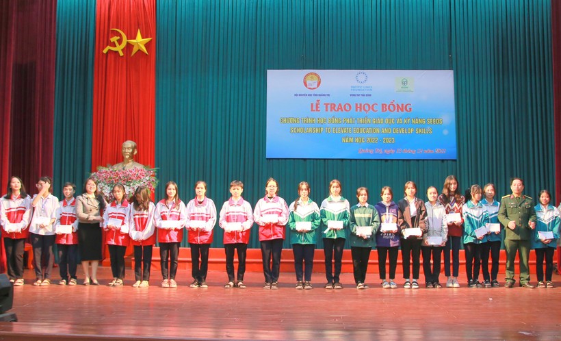 Trao hơn 750 triệu đồng đến học sinh nghèo hiếu học Quảng Trị ảnh 4