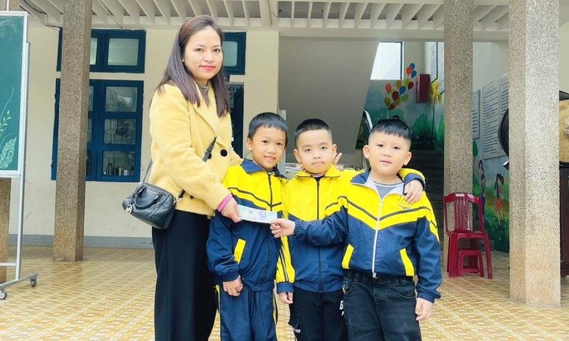 3 học sinh Quảng Trị trả lại xấp tiền nhặt được cho người đánh rơi ảnh 2