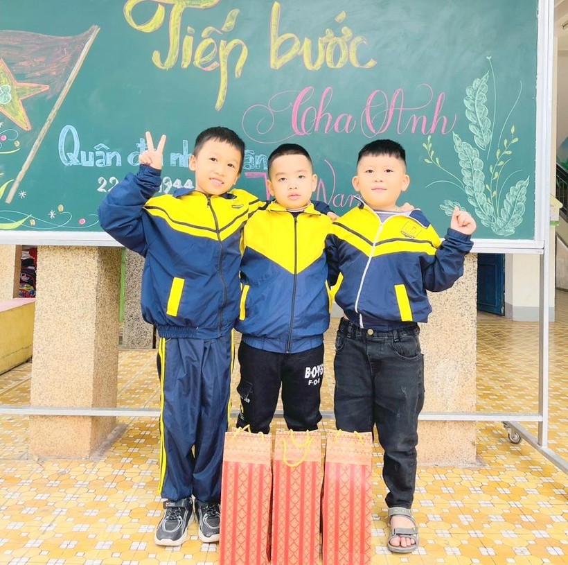 3 học sinh Quảng Trị trả lại xấp tiền nhặt được cho người đánh rơi ảnh 1