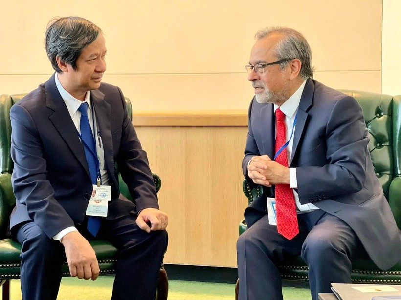 Bộ trưởng Nguyễn Kim Sơn và ông Jaime Saavedra, Giám đốc Giáo dục toàn cầu của World Bank trao đổi tại cuộc làm việc.