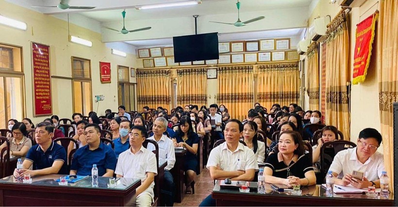 Hội nghị Nâng cao hiệu quả thực hiện Chương trình GDPT 2018 và chuyển đổi số tại huyện Khoái Châu, tỉnh Hưng Yên.