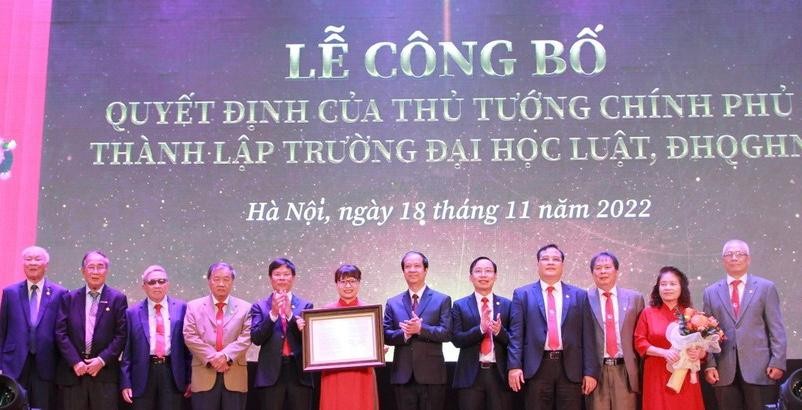 Bộ trưởng Bộ GD&ĐT Nguyễn Kim Sơn trao quyết định thành lập cho Trường ĐH Luật.