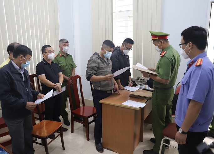 Cơ quan CSĐT Công an tỉnh Đắk Nông công bố các quyết định và lệnh cho các bị can.

