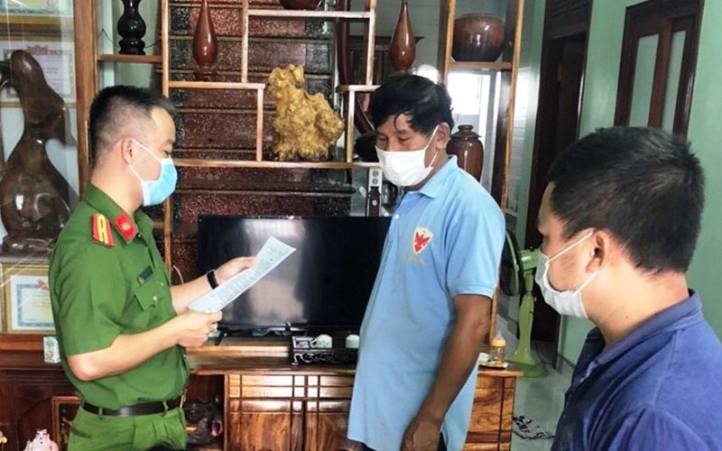Cơ quan Cảnh sát Điều tra Công an tỉnh Đắk Nông thực hiện quyết định khởi tố bị can đối với Trần Xuân Đĩnh và Phạm Văn Tuynh.