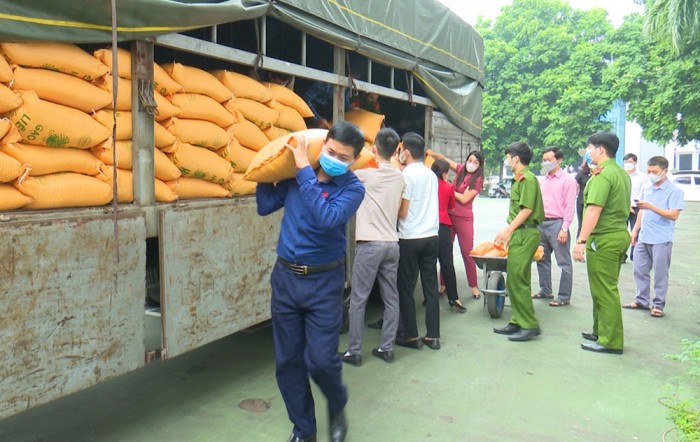 Các lực lượng hỗ trợ vận chuyển hàng hóa, nhu yếu phẩm do các cơ quan, đơn vị, địa phương ủng hộ công tác phòng chống dịch trên địa bàn huyện Phù Ninh.