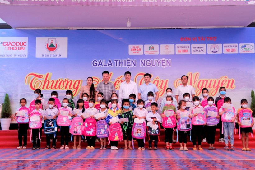Những món quà ý nghĩa được trao đến các em học sinh ở Đắk Lắk.