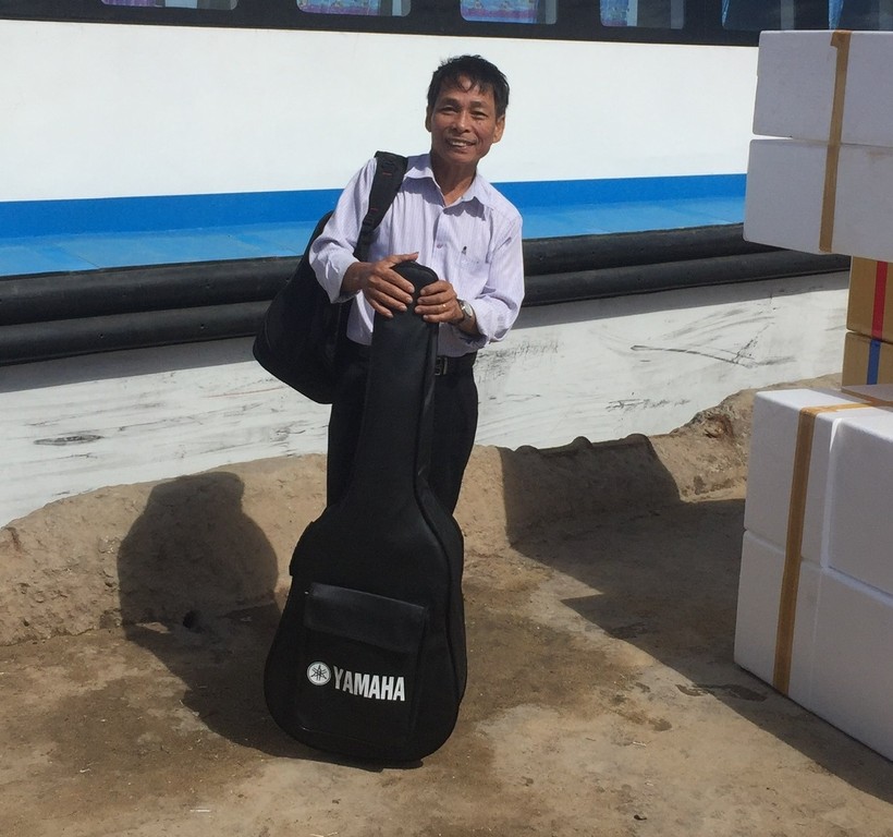 Nhạc sĩ Nguyễn Hưng trong một lần đi thực tế tại đảo Lý Sơn (Quảng Ngãi) để sáng tác. Ảnh: NVCC