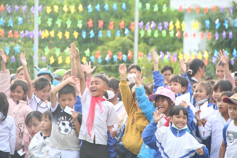 Trẻ em huyện miền núi Tu Mơ Rông (Kon Tum) hào hứng vui Tết Trung thu.