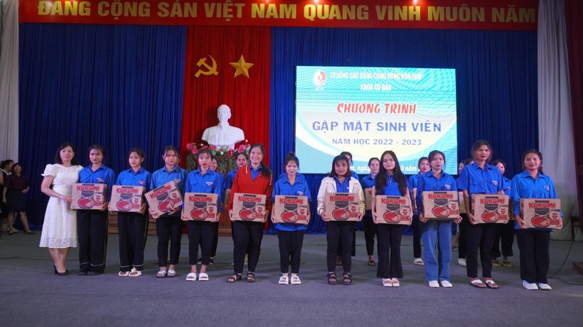 Trường Cao đẳng cộng đồng Kon Tum tặng quà cho sinh viên.