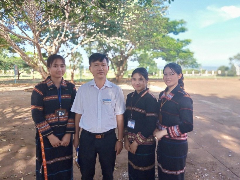 Nối gót cha, thầy Nguyễn Ngọc Sơn đưa học trò chạm đến tương lai ảnh 1